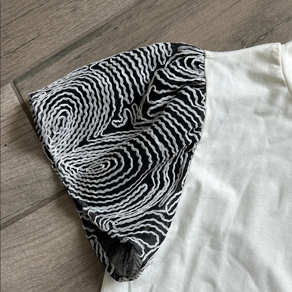 Elegant White and Black Women's Short Sleeve Top - Picture 3 of 5